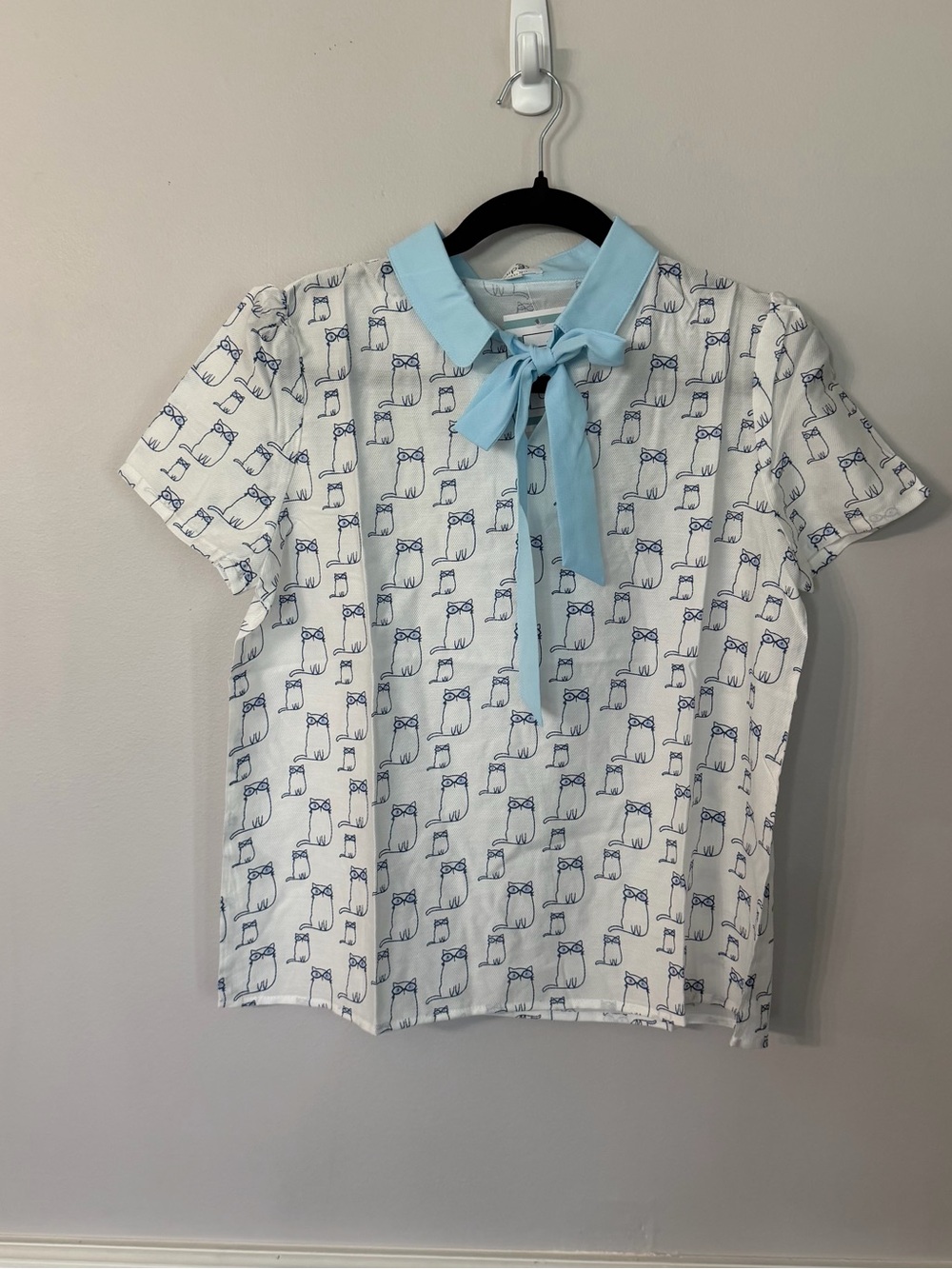 Tulip B Women’s Short Sleeve White & Blue Tie Neck Cat Design Blouse Sz S NWT - Picture 2 of 10